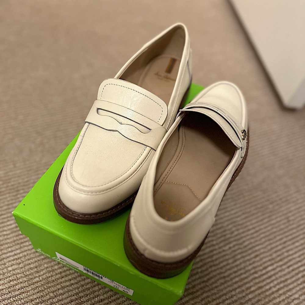 Beige colored leather loafers - size 10